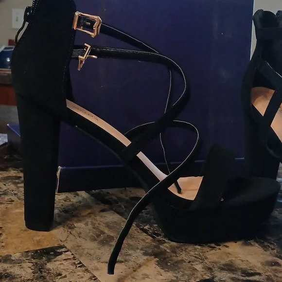 Black Platform Heels with Chunky Heel and Straps - Picture 4 of 6